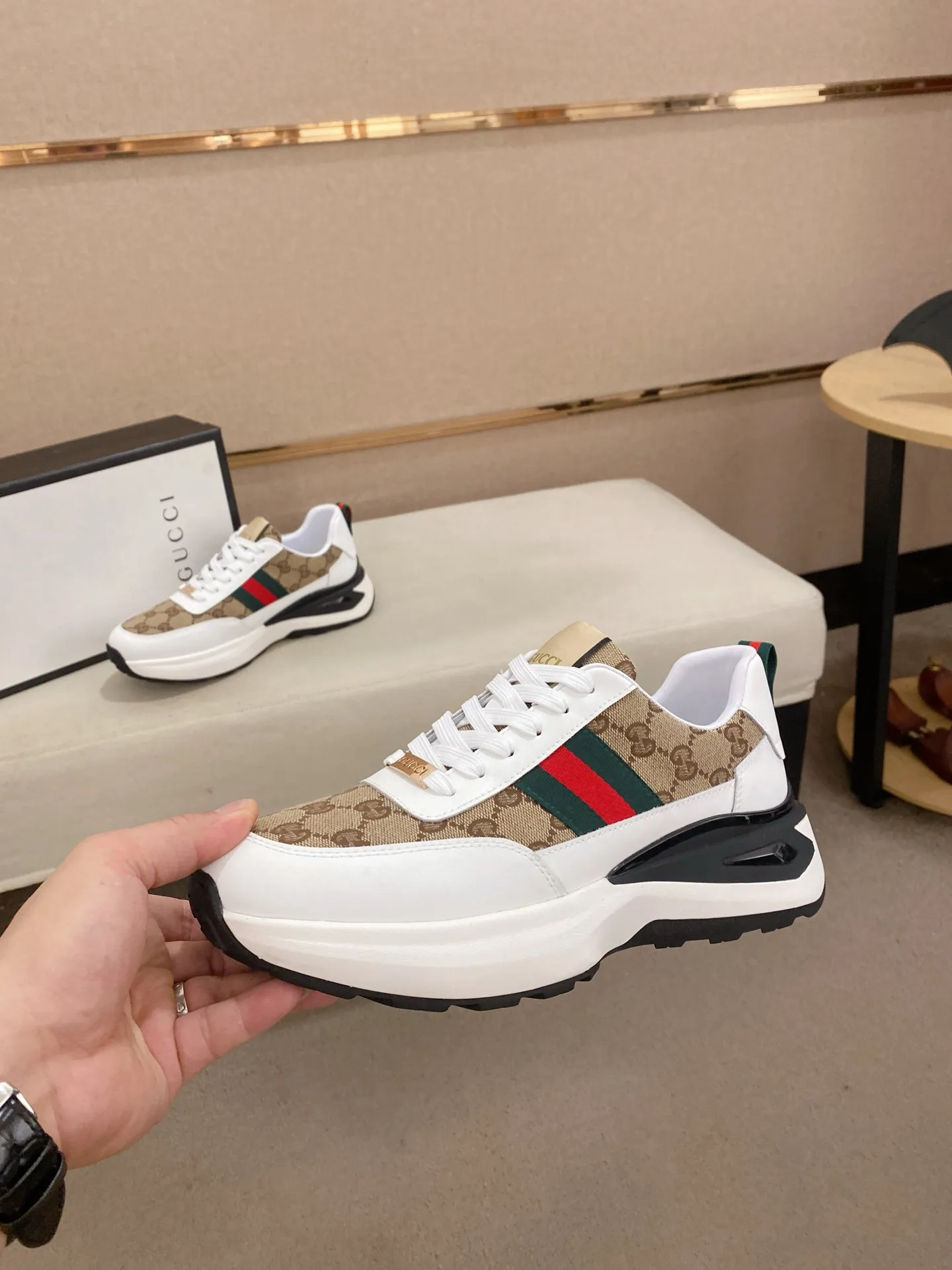 Men's shoes 💰 462💰The new GUCCI (Gucci) counters are launched simultaneously. The new men's shoes, 😘fabrics are selected from imported cowhide, and the lining is sheepskin lining. 👍🏿 High-end ☄️ air-cushion molded anti-slip rubber outsole, exquisite lines, simple and elegant, comfortable and high-end for leisure travel. Code number: 38 to 44 (45 can be customized and cannot be returned or exchanged)